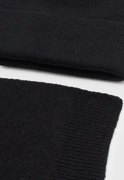 Pier One Unisexo SET UNISEX - Bufanda - Black -Ofertas Pier One Tienda 173d664b7c1248ebb76b3b56c1da5d84