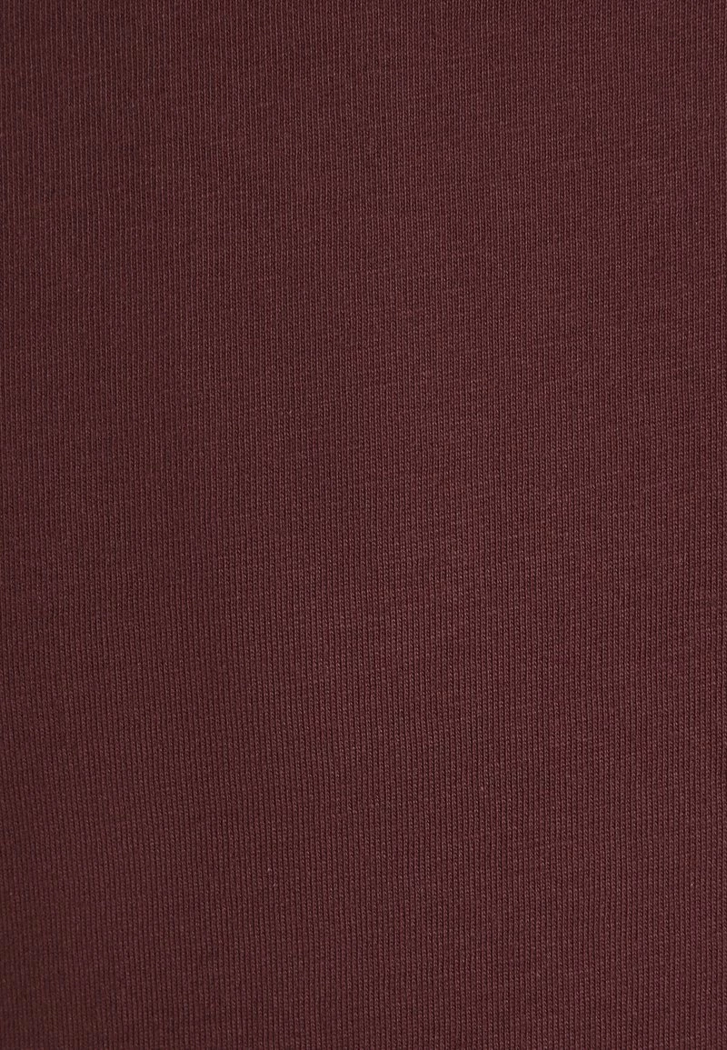 Pier One Hombre 3 PACK - Camiseta Básica - Black/grey/bordeaux 11 Pier One Hombre 3 PACK - Camiseta Básica - Black/grey/bordeaux - Imagen 9