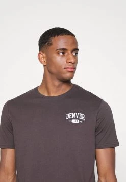 Pier One Hombre GRAPHIC T-SHIRT - Camiseta Estampada - Brown -Ofertas Pier One Tienda 28f5c923e9a3478ba266a3964ea369bc