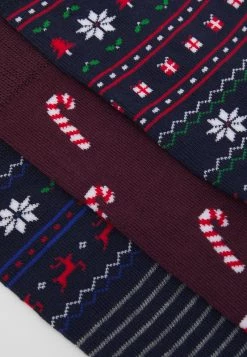 Pier One Hombre XMAS GIFT BOX 3 PACK - Calcetines - Dark Blue/bordeaux/red -Ofertas Pier One Tienda 3ed892cbc52944bd811fef40de434aa9