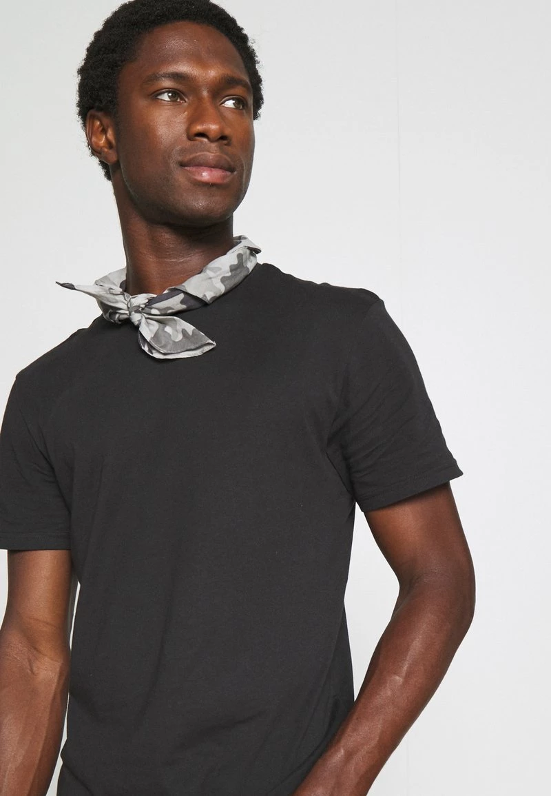 Pier One Hombre 3 PACK - Camiseta Básica - Black/mottled Dark Grey/bordeaux 8 Pier One Hombre 3 PACK - Camiseta Básica - Black/mottled Dark Grey/bordeaux - Imagen 6