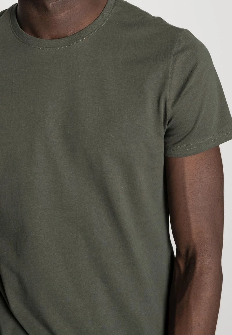 Pier One 3 PACK - Camiseta Básica - Black/grey/green, Hombre 9 Pier One 3 PACK - Camiseta Básica - Black/grey/green, Hombre - Imagen 7