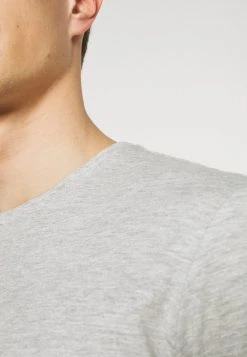 Pier One Hombre 3 PACK - Camiseta Básica - Black/grey/bordeaux 17 Pier One Hombre 3 PACK - Camiseta Básica - Black/grey/bordeaux -Ofertas Pier One Tienda cf2bf76acaa04ce7a9f485db3954ff6b