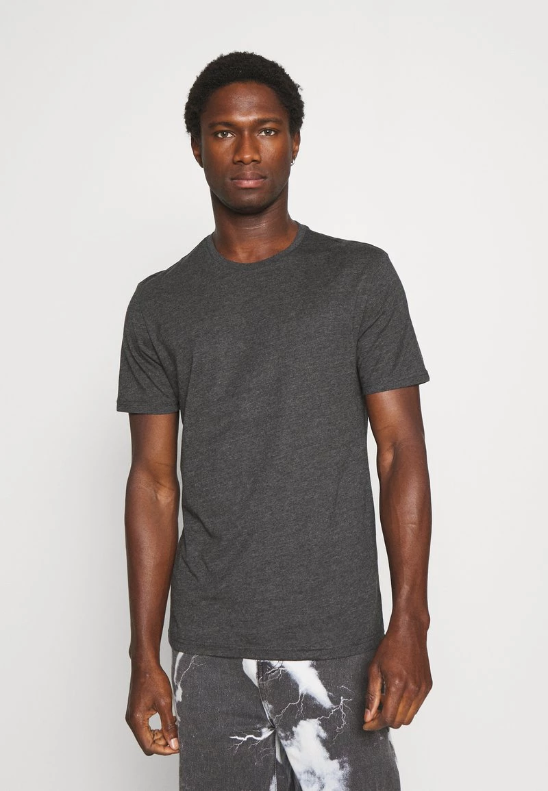 Pier One Hombre 3 PACK - Camiseta Básica - Black/mottled Dark Grey/bordeaux 6 Pier One Hombre 3 PACK - Camiseta Básica - Black/mottled Dark Grey/bordeaux - Imagen 4